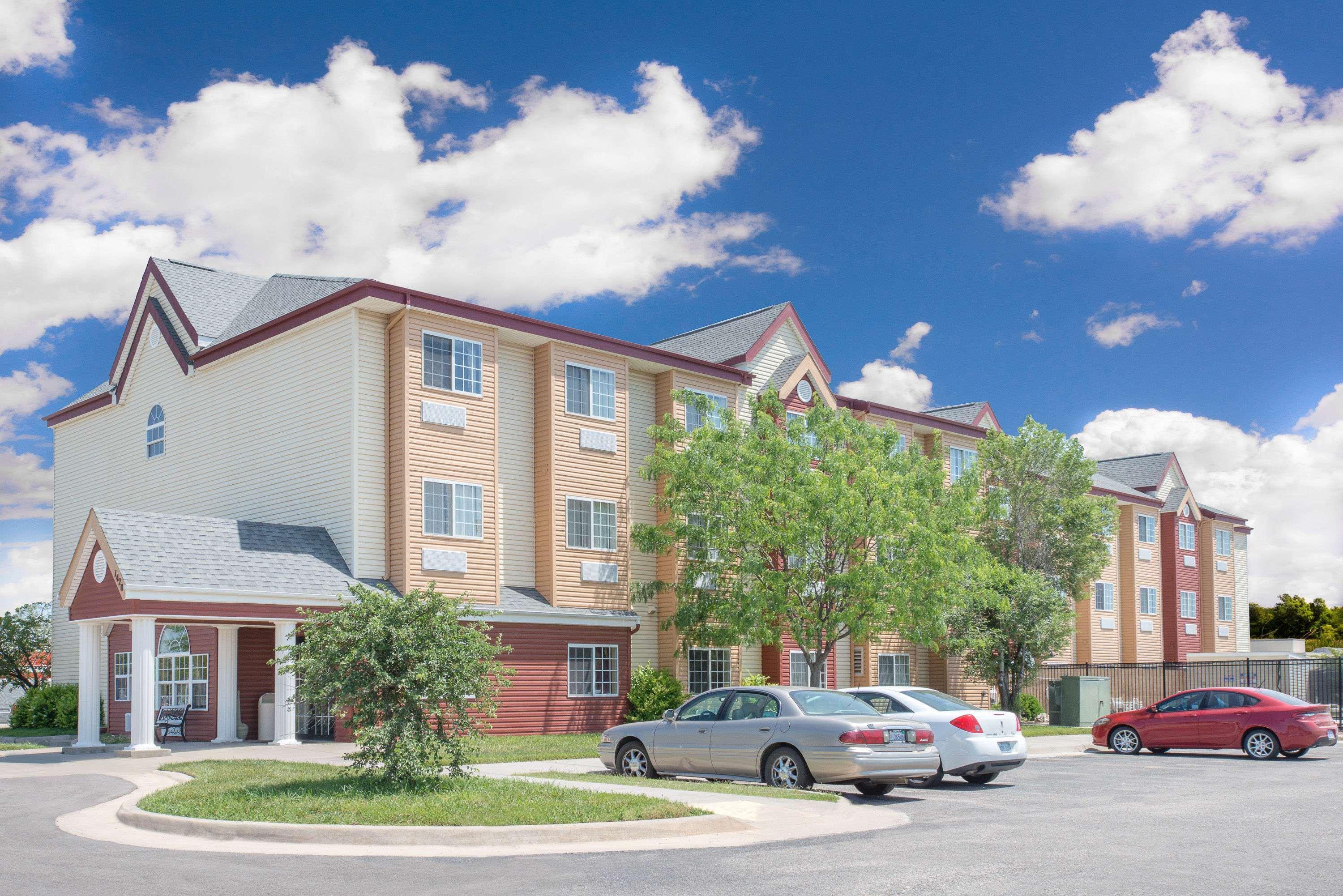 Days Inn & Suites By Wyndham Hutchinson Exterior photo